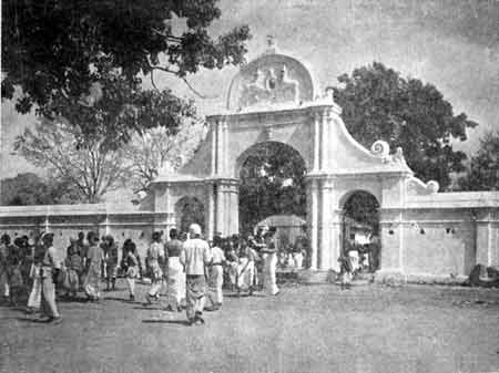 Kataragama entrance gate in 1957