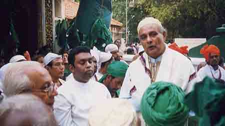 Flag-hoisting 2000 (18 kb)